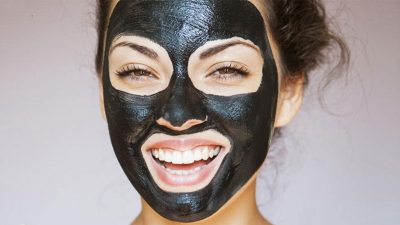 درمان جوش های سر سیاه با ماسک زغال فعال